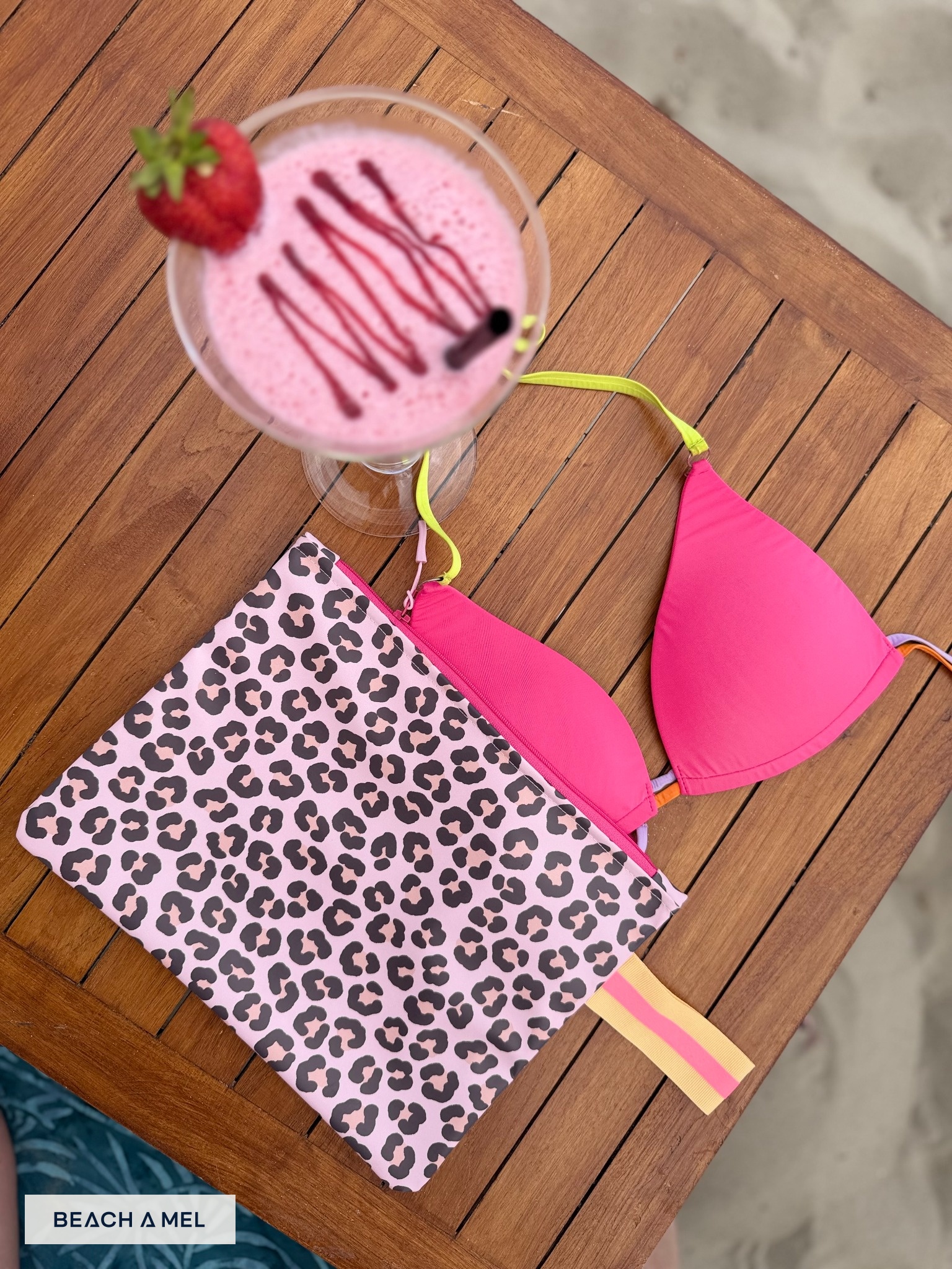 Leopard Pouch mit pinkem Bikini und Pool-Moment