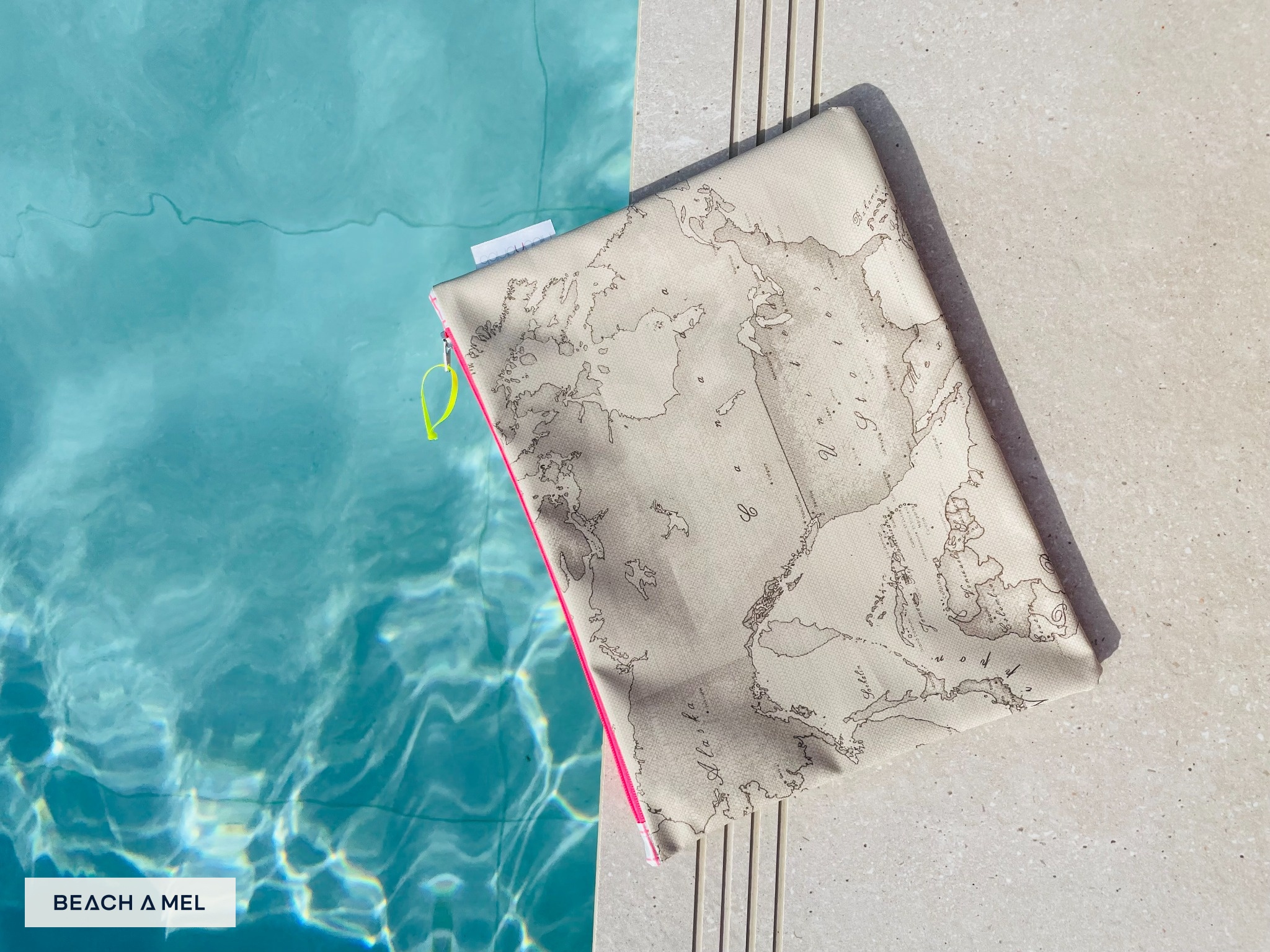 Map Pouch am Poolrand